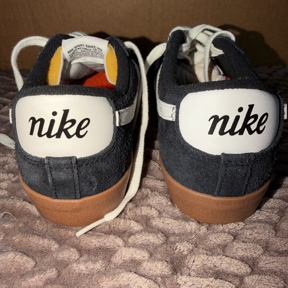 Nike women’s navy and White Sneakers size 9 - Picture 4 of 5
